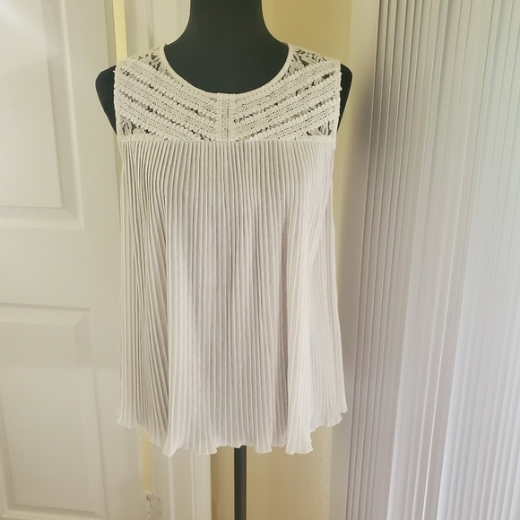 Sleeveless lace neck flowy top - Picture 1 of 7